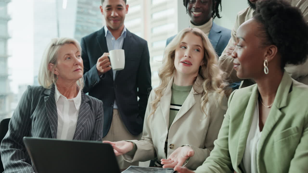 Une équipe d'entreprises diversifiées collaborant à un projet au bureau