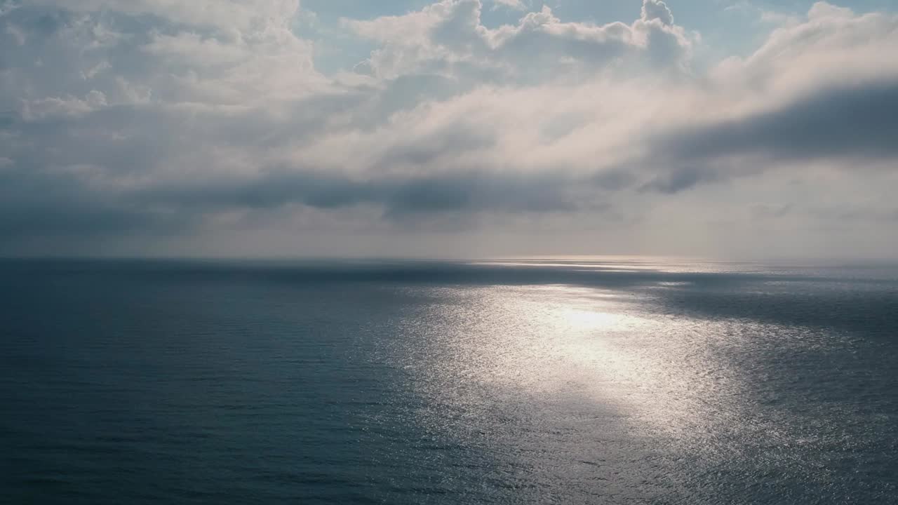 바다 위에 해가 지는 것