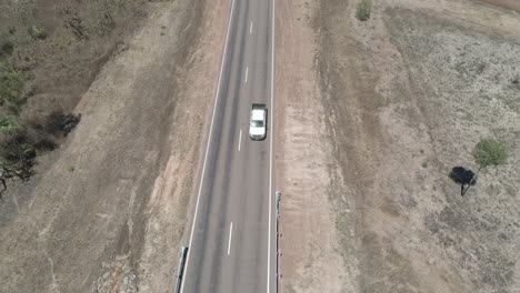 toma aérea de drones de una carretera en el territorio del norte, interior de australia