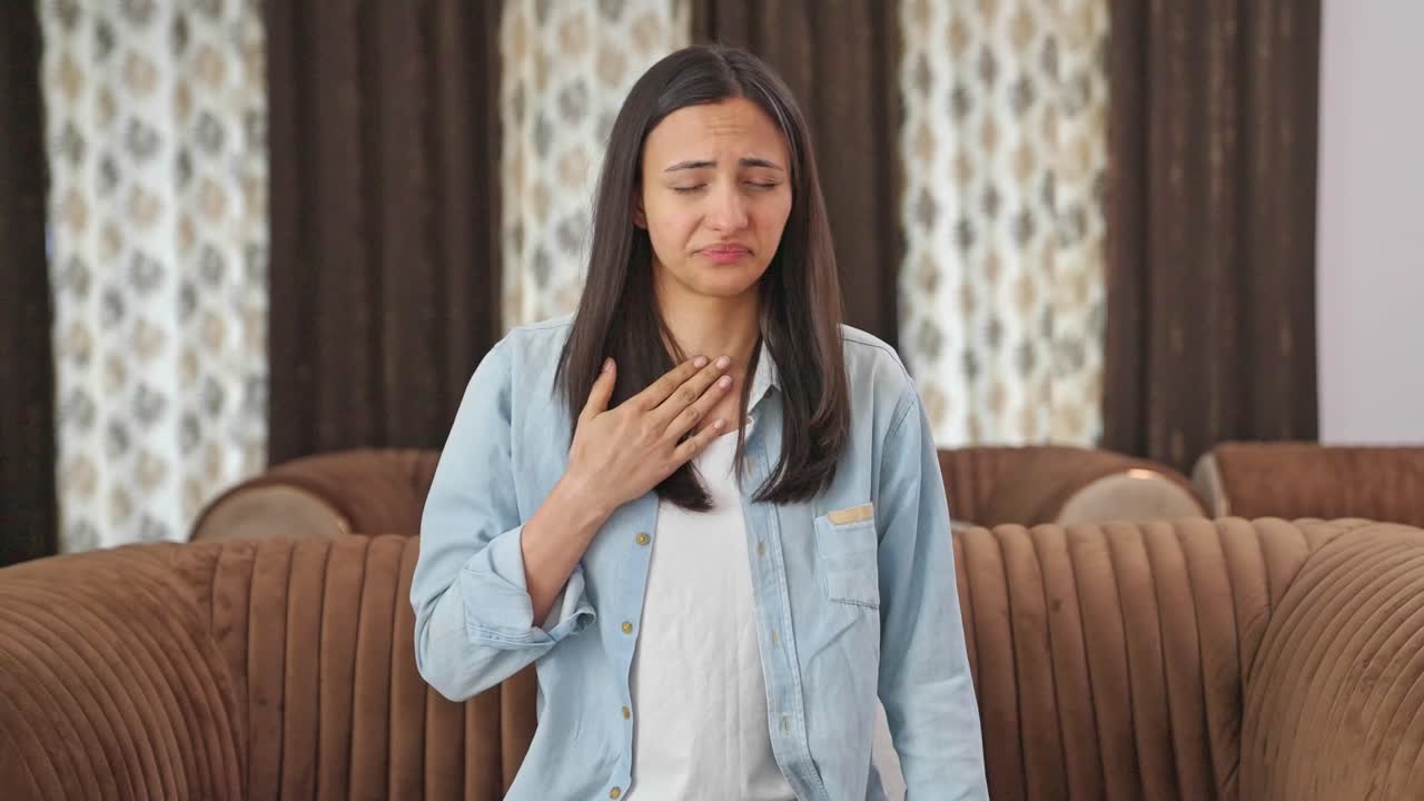 mujer india con problema de acidez