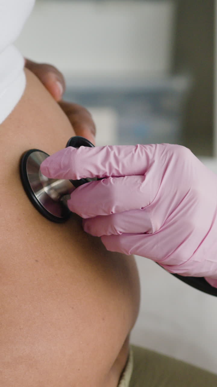 examen médico con estetoscopio