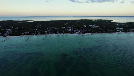 toma aérea de la isla de holbox, méxico. caribe