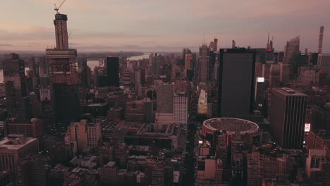 Antena:-Manhattan,-Ciudad-De-Nueva-York-En-La-Luz-Del-Atardecer-Rojo-Amanecer