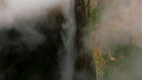 la cascada más alta de las cataratas ángel durante la madrugada en el parque nacional de canaima, venezuela