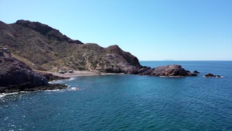 Drone-Vuela-Frente-A-Un-Paisaje-Rocoso-En-La-Orilla-Del-Mar