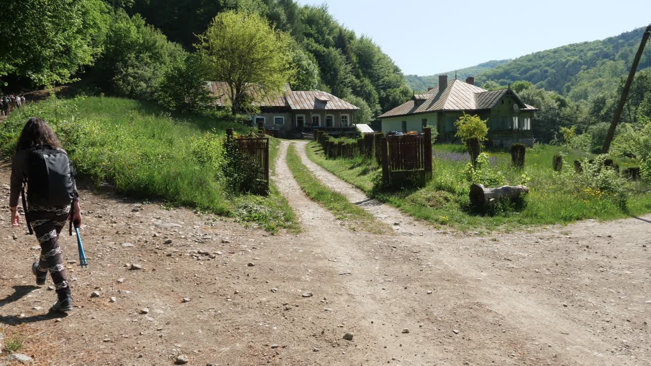 산에 하이킹하는 여자