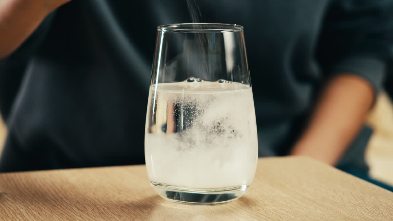 물에 태블릿을 용해하는 것