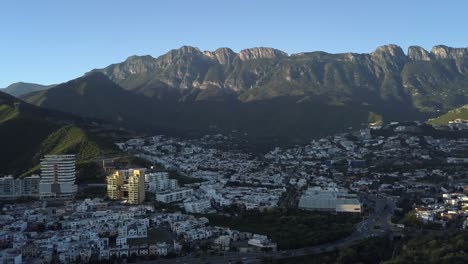 toma aerea de la sierra madre oriental en la mañana en san pedro, nuevo leon