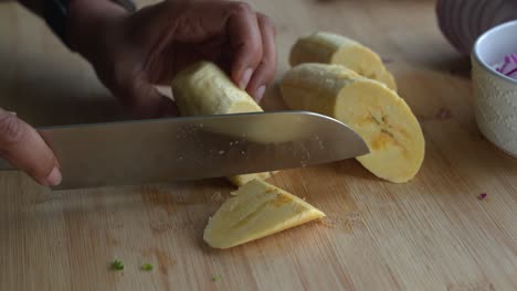 cortar pedazos de plátano amarillo e ingredientes especiales para cocinar una comida dos latas de frijoles arroz plátano aguacate cebolla roja y cilantro