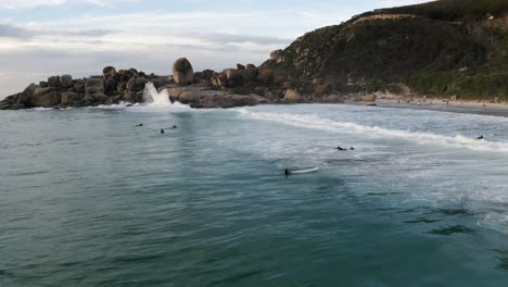 pessoas pegando ondas