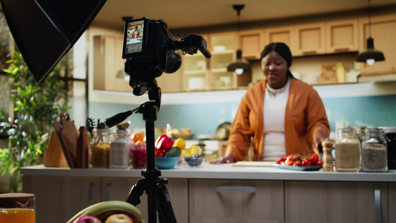 Influencer afroamericano, video di cucina, ricetta casalinga, dietro le quinte