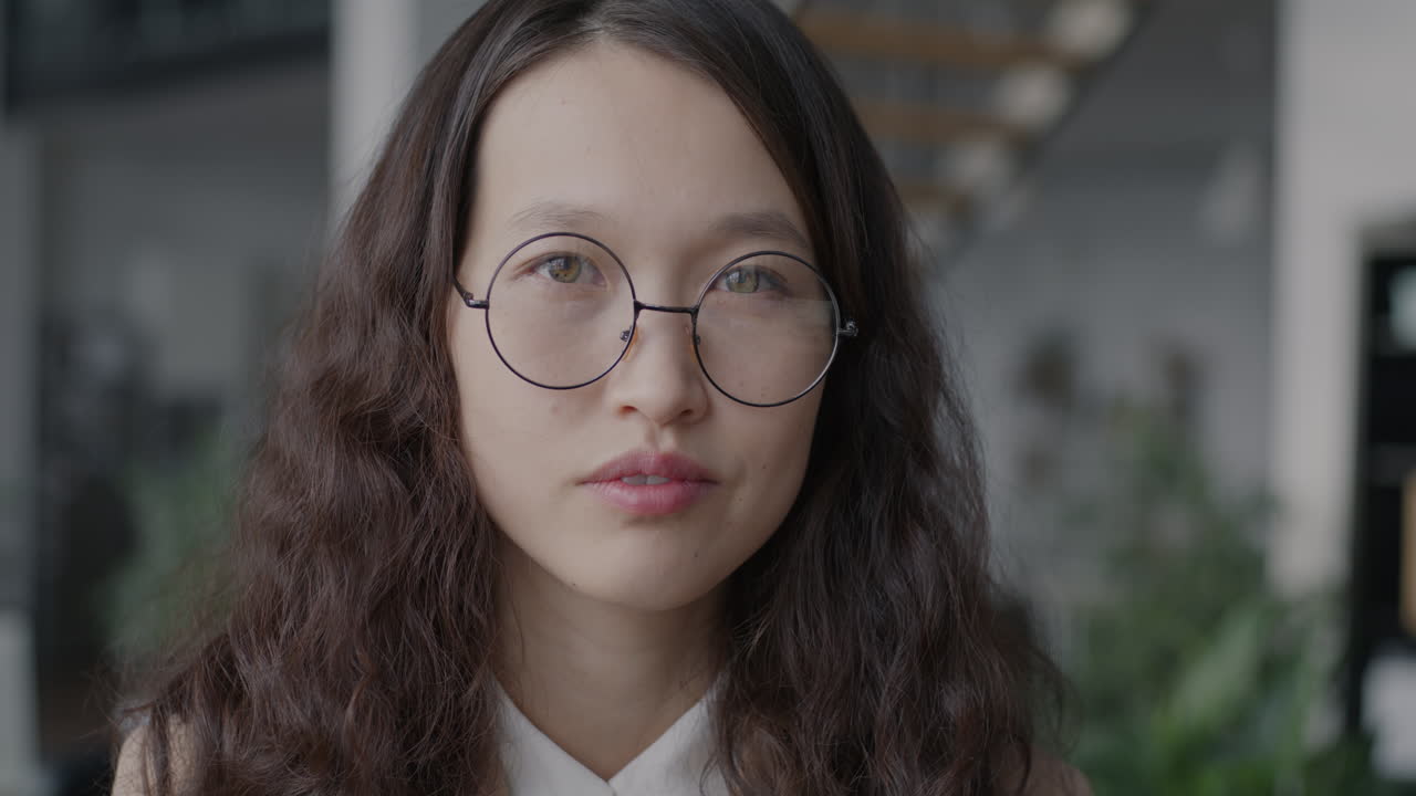 retrato de una mujer con gafas