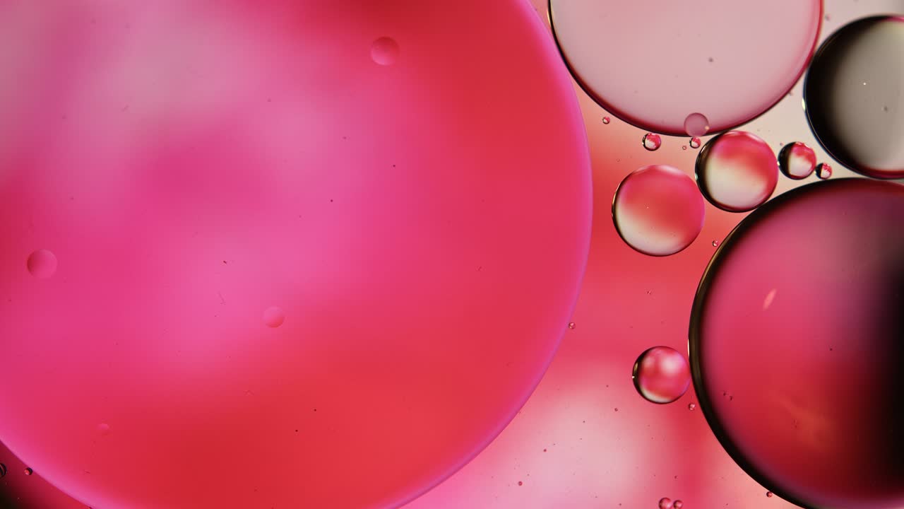 Gocce di olio alimentare colorate astratte, bolle e sfere che scorrono