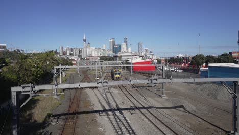 Tren-Que-Viene-Hacia-El-Puente-Desde-Cbd-Auckland-Sky-Tower