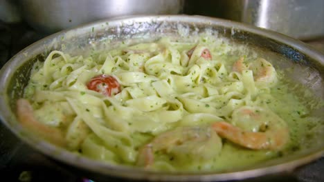 órbita-Lenta-Primer-Plano-De-Pasta-De-Mariscos-Con-Salsa-Blanca-En-Una-Sartén