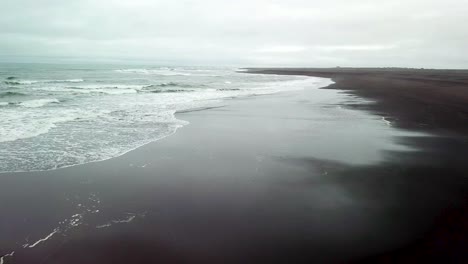 Eindringliche-Schöne-Antenne-über-Einem-Schwarzen-Sandstrand-In-Südisland-3