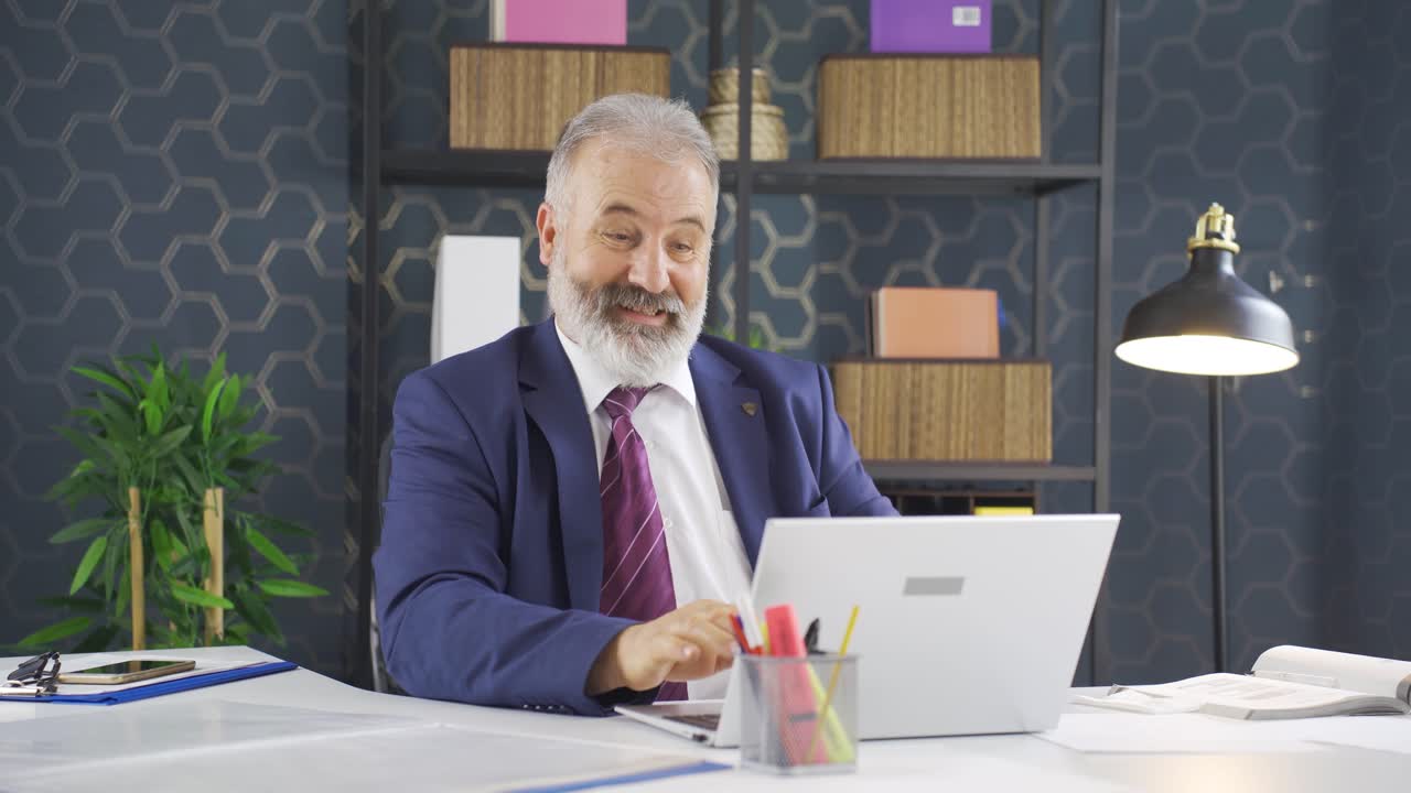el hombre de negocios siente un gesto positivo en la computadora portátil.