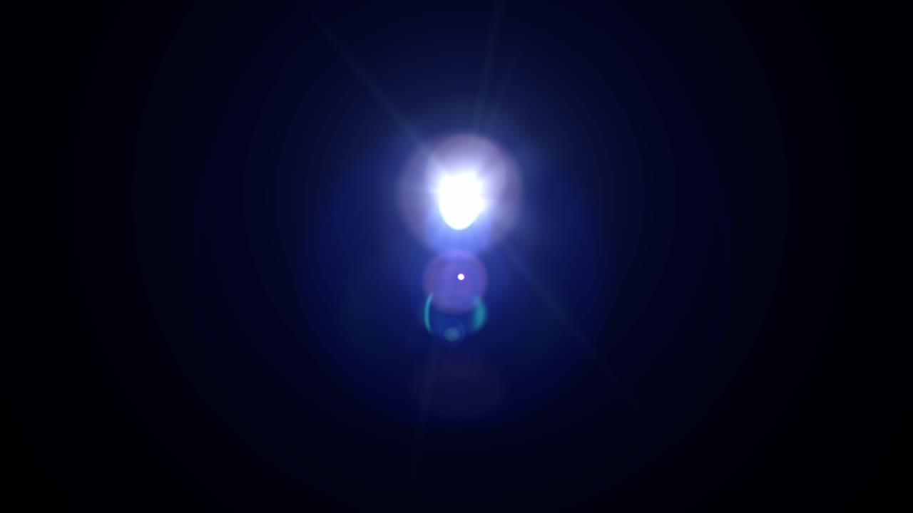 Autentico flare da obiettivo vintage Canon FD 35mm che si muove da sinistra a destra. Effetto luce blu, retrò, isolato su nero per compositing e sovrapposizioni film burn