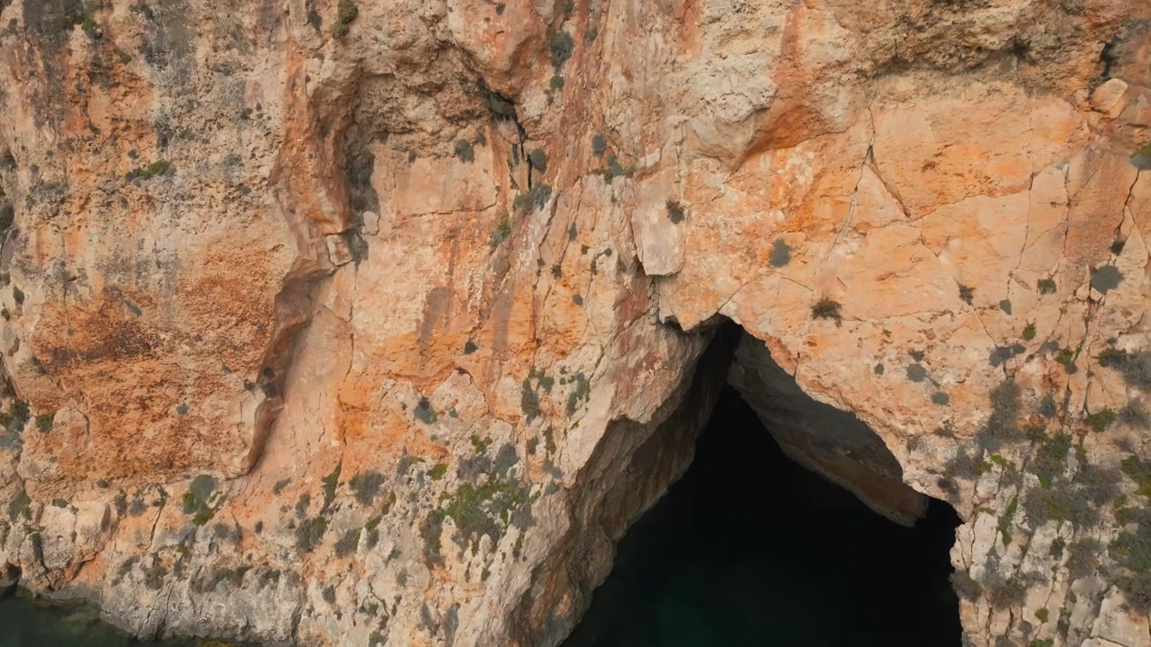 Vista Aérea Gruta Marinha Entrada de Túnel Água Mar Interior Dwejra Gozo Malta Paisagem.