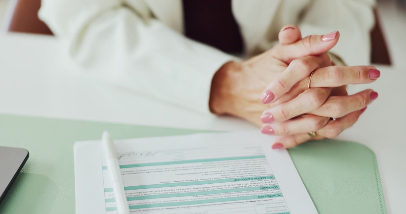Mujer profesional firmando un documento comercial en su escritorio