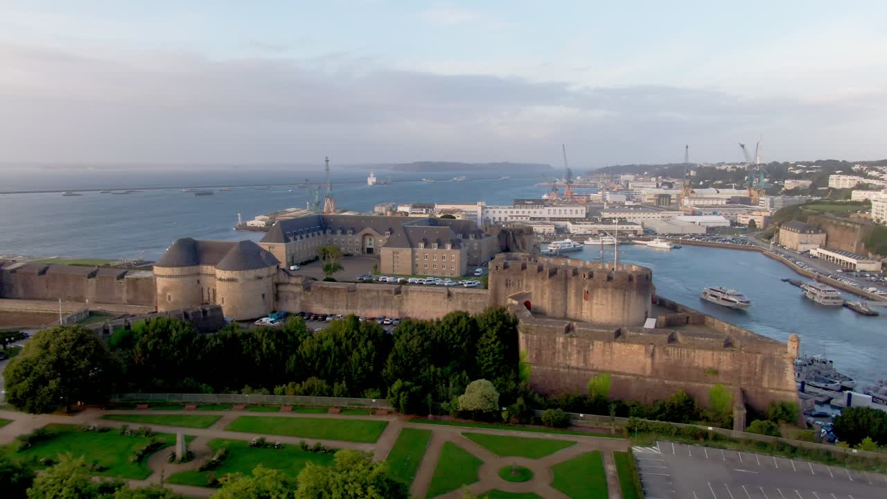 브레스트 성 주변을 돌고 있는 드론의 광범위한 촬영