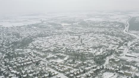 antena de drones de la ciudad universitaria de göttingen después de la tormenta de nieve tristan en el invierno de 2021