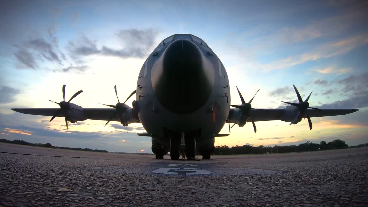 buen lapso de tiempo de nubes moviéndose detrás de un avión militar hércules c130