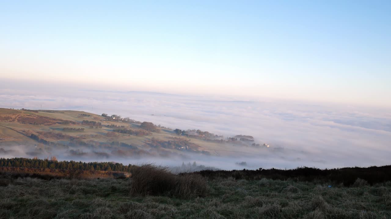 일출 시 lancashire 시골 계곡 황무지 관점을 통과하는 안개 구름