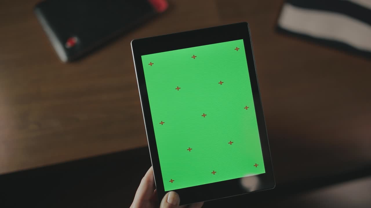 tableta de mano femenina con pantalla verde. tableta de pantalla verde de cerca