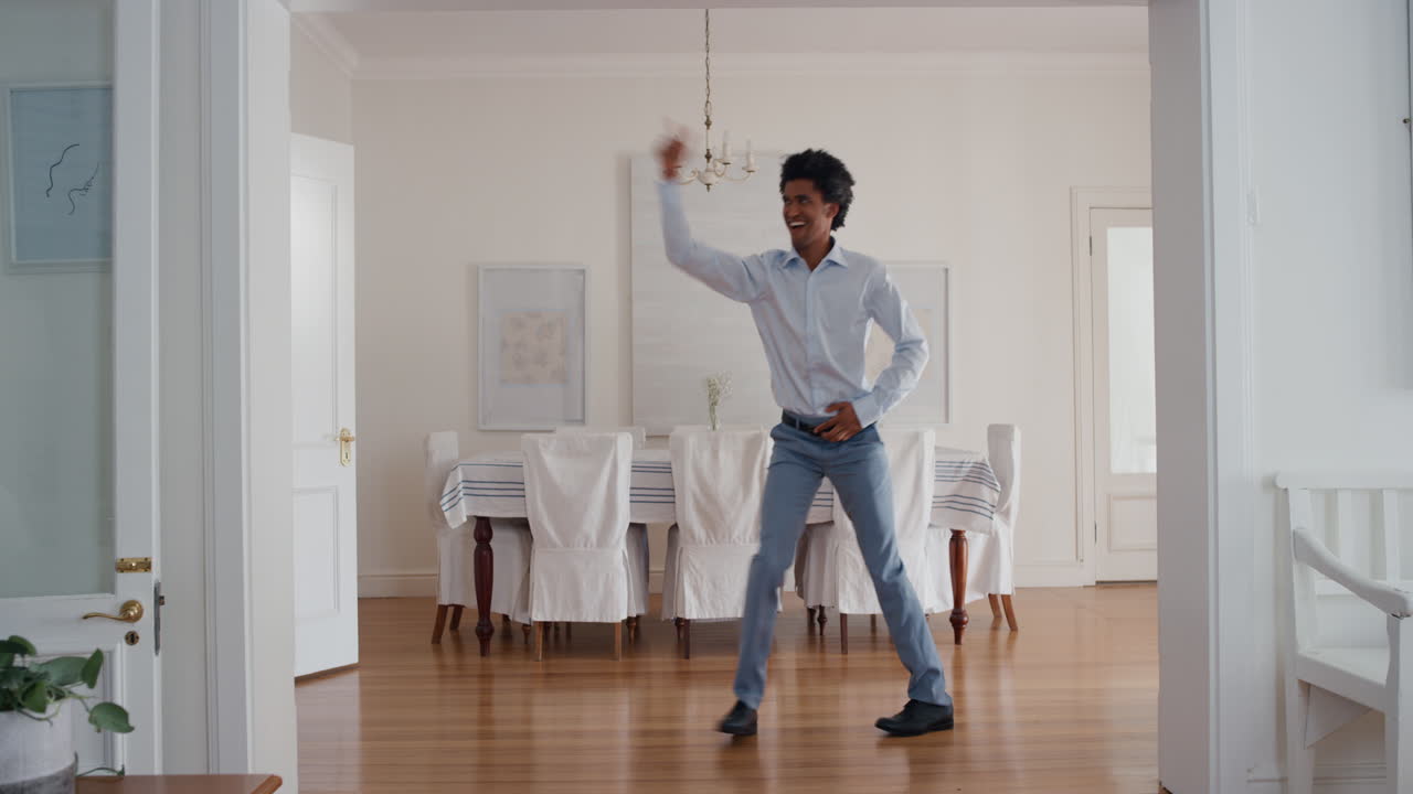 uomo divertente che balla a casa festeggiando il successo con strane mosse di danza di vittoria divertendosi sentendosi di successo 4k