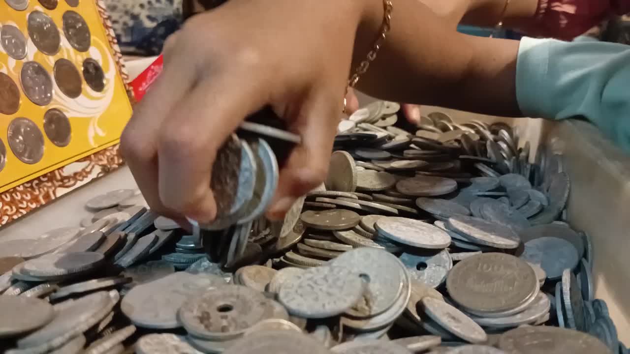 monedas antiguas en el mercado de antigüedades en la zona de la ciudad vieja por la noche, semarang, indonesia_hd video