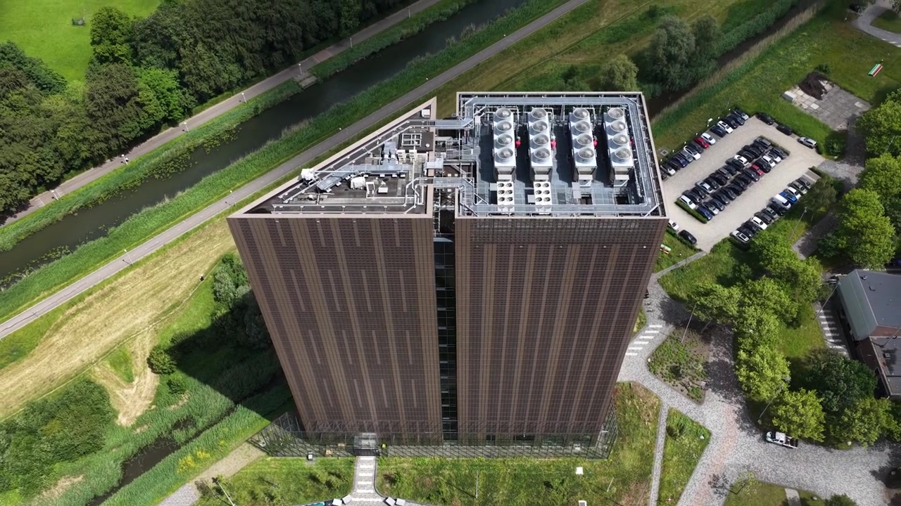 Luftfoto af datacenterbygninger ved Amsterdam Science Park, der viser digital infrastruktur til cloud computing, colocation, big data, maskinlæring og AI-tjenester