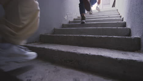 階上に行く人たち