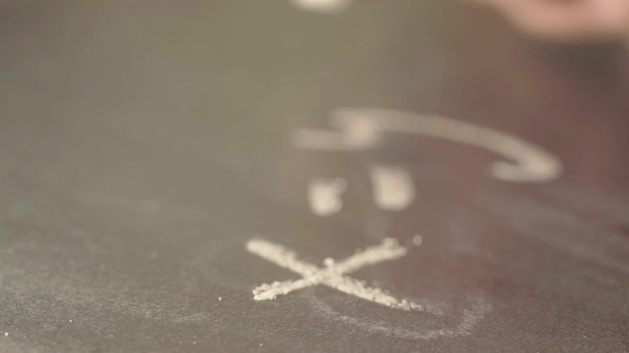 수학 교사가 대수 방정식을 위해 블랙보드를 사용합니다.