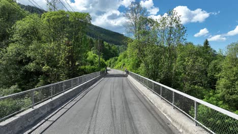 Puente-Holegjel-A-Lo-Largo-De-La-Antigua-Carretera-Entre-Takvam-Y-Romslo-Además-De-La-E16-Noruega