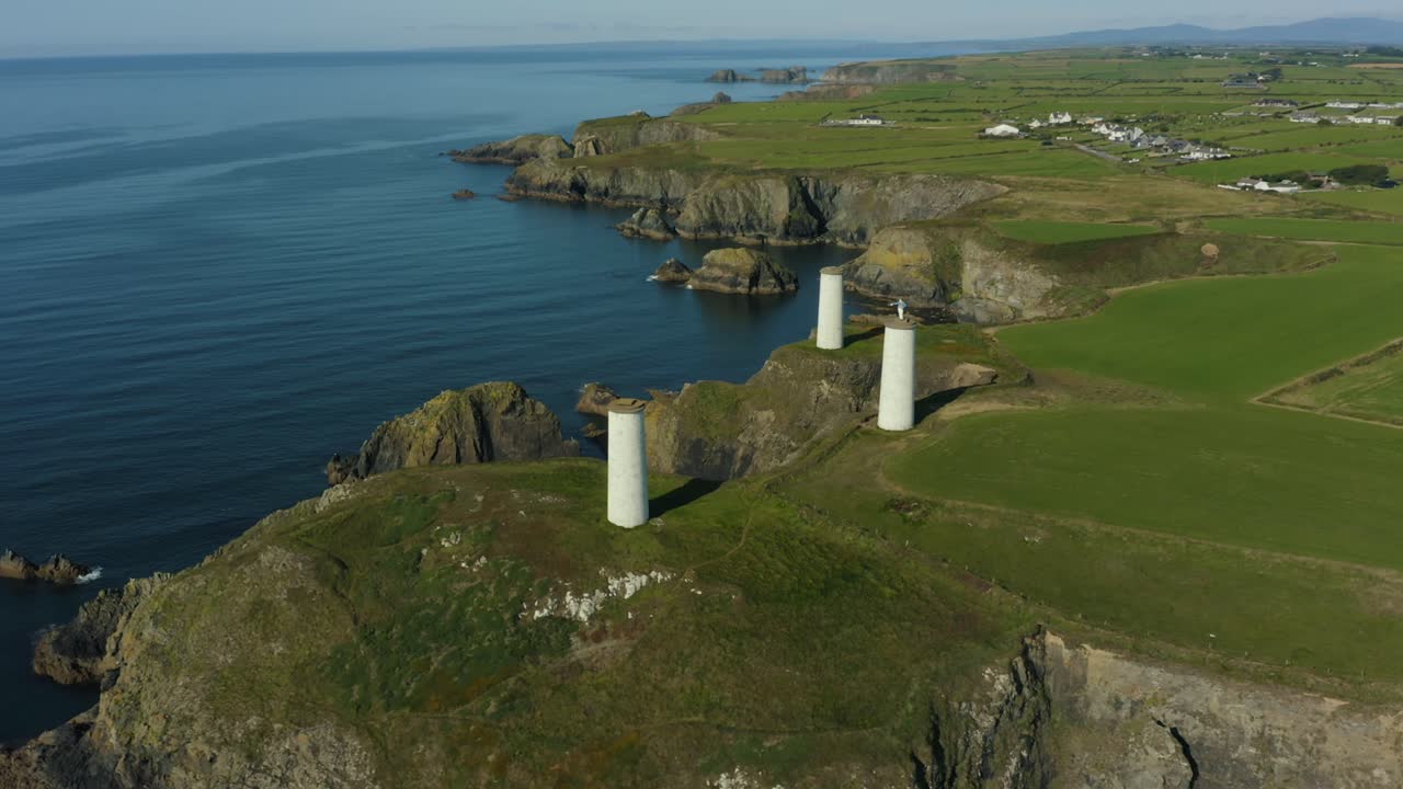 아름다운,조감도,금속 남자는 hms 해마가 침몰한 후 360명의 비극적인 삶을 잃은 후 해군의 요청에 따라 런던의 로이드를 통해 1823년에 건설된 세 개의 기둥 중 하나에 서 있습니다.