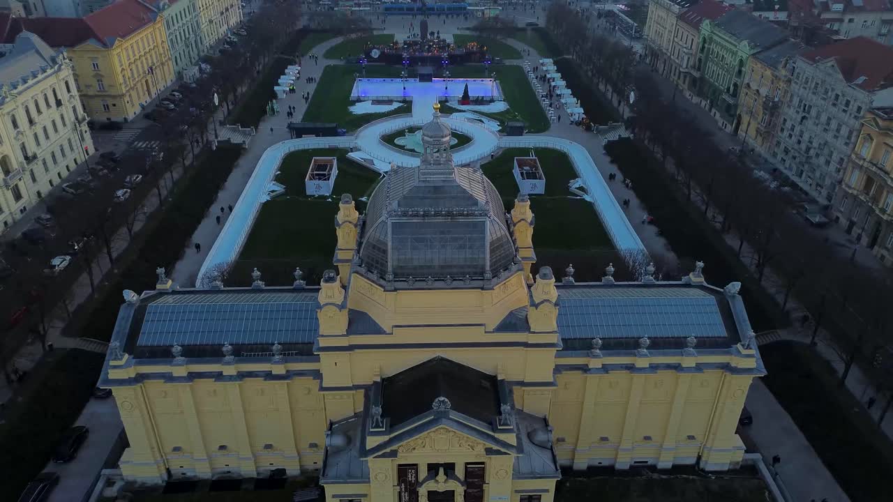 O Umjetnički paviljon é um histórico salão de exposições de arte em Zagreb, conhecido por sua elegante fachada amarela, estilo Art Nouveau e grandes exposições de arte croatas e internacionais