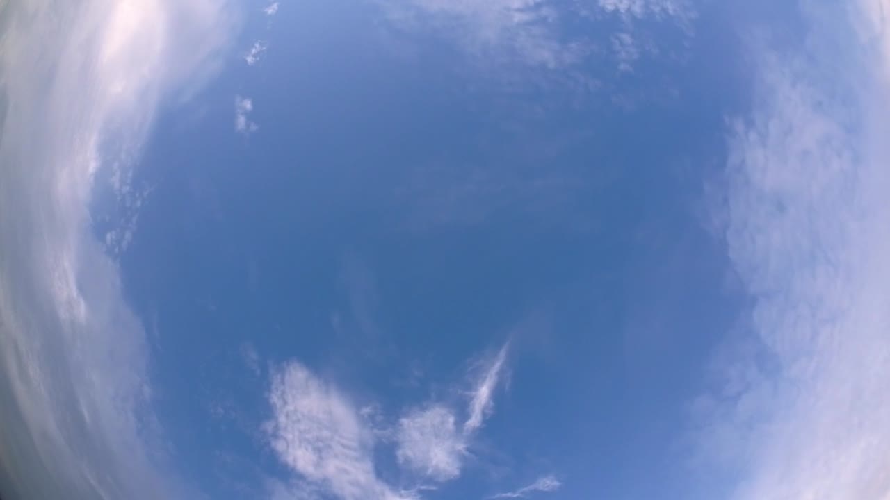 cielo azul y capa de nubes moviéndose en una hermosa tarde soleada