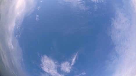 Blauer-Himmel-Und-Wolkenschicht,-Die-Sich-An-Einem-Schönen-Sonnigen-Nachmittag-Bewegen