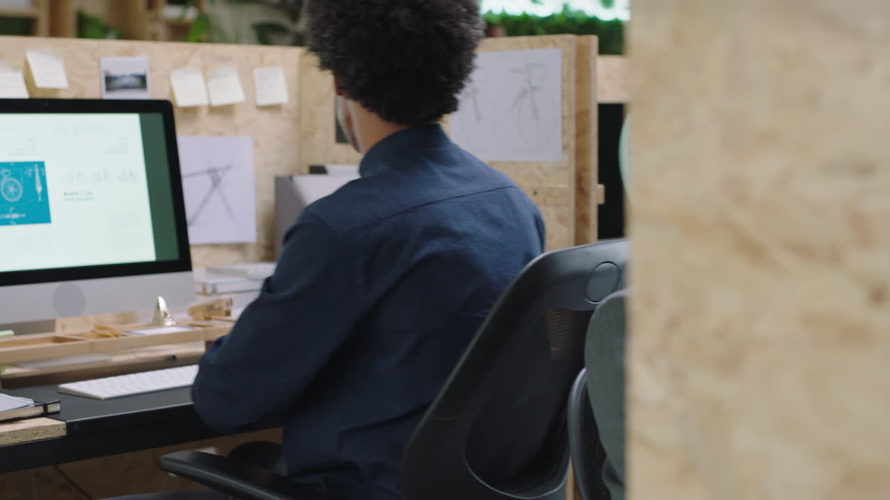 equipo creativo de ingenieros desarrollando tecnología moderna innovadora haciendo lluvia de ideas sobre futuros proyectos de investigación y desarrollo compartiendo ideas colaborando en un lugar de trabajo de oficina ocupado