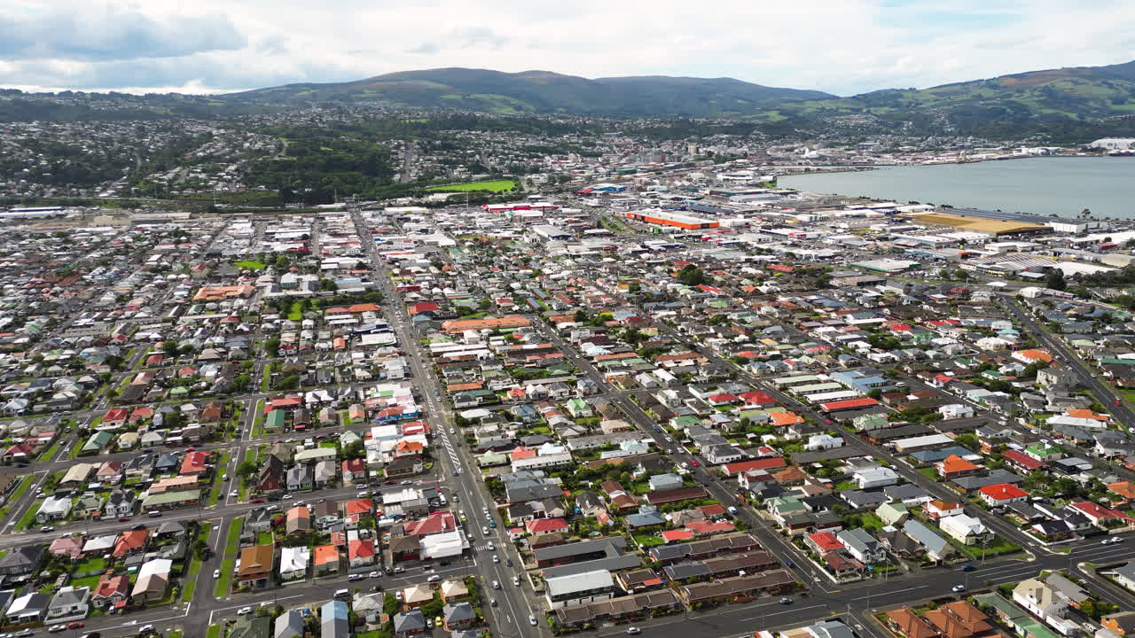 vista del paisaje de la ciudad de dunedin desde arriba en nueva zelanda - toma aérea de drones
