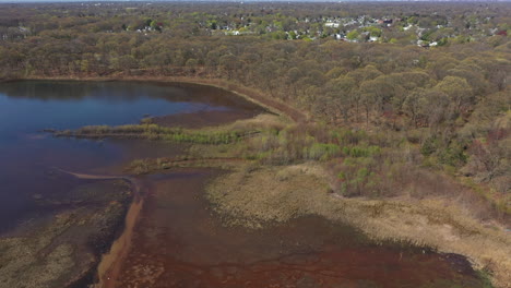 Una-Vista-Aérea-De-Un-Lago-De-Color-Naranja-Durante-El-Día