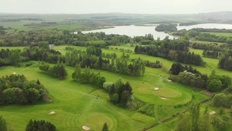 ángulo-Aéreo-De-Pan-Alrededor-Del-Campo-De-Golf-Lochore-Meadows-En-Fife,-Escocia