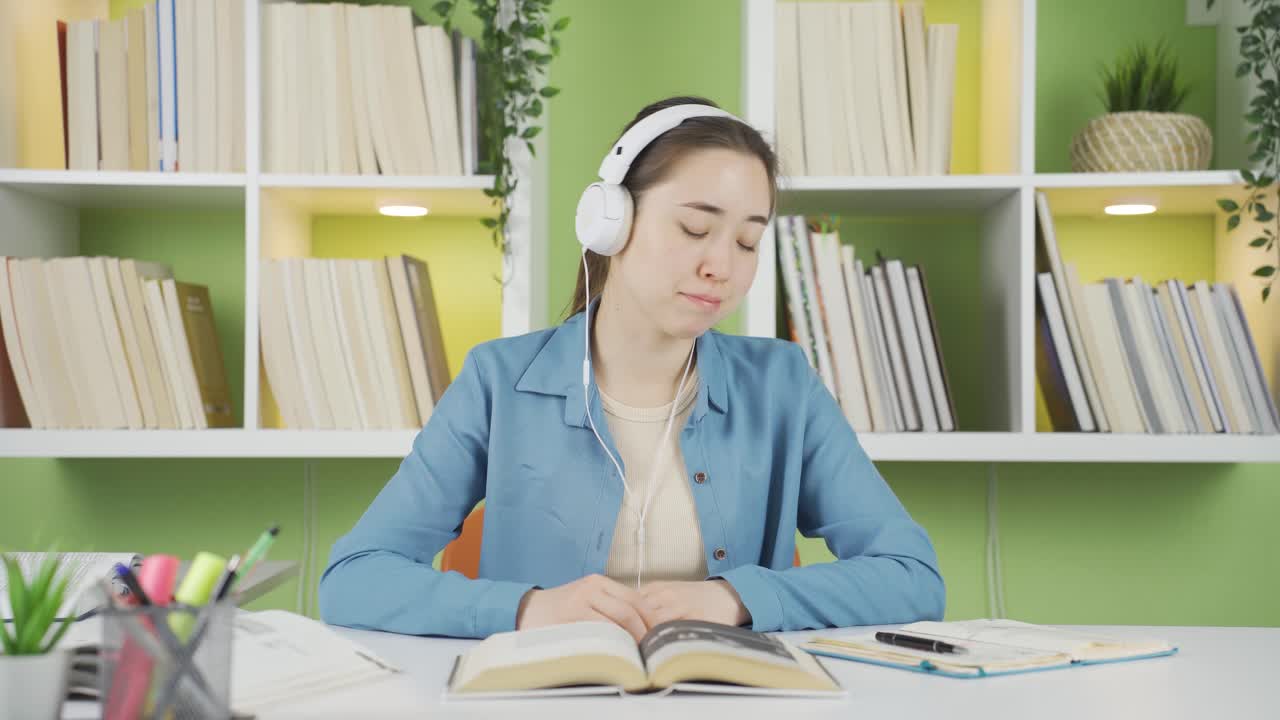 불행하고 지루한 아시아 십대 여학생의 초상화