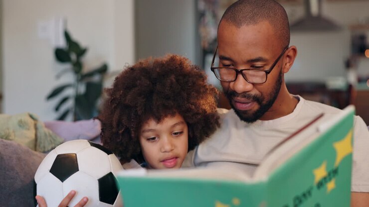 Padre e figlio che leggono un libro insieme