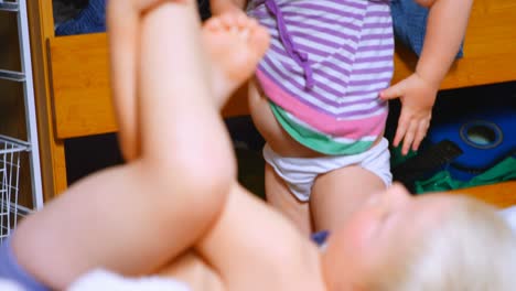 Niña-Vistiendo-Y-Niño-Acostado-En-La-Cama-En-El-Dormitorio-En-Casa-4k