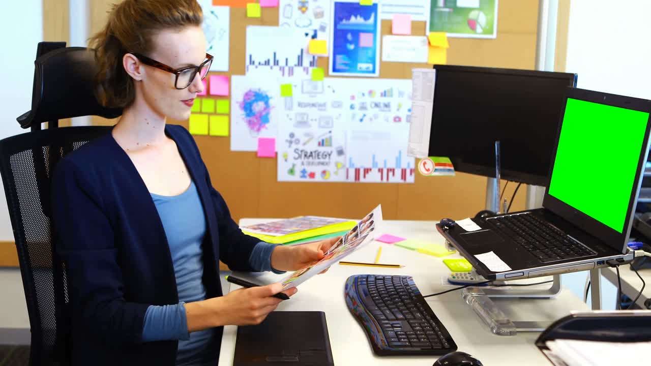 diseñadora gráfica que trabaja en una tableta gráfica