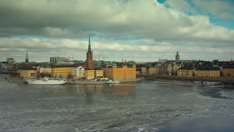 Timelapse-De-Movimiento-Alejarse-Del-Casco-Antiguo-De-Gamla-Stan,-Estocolmo