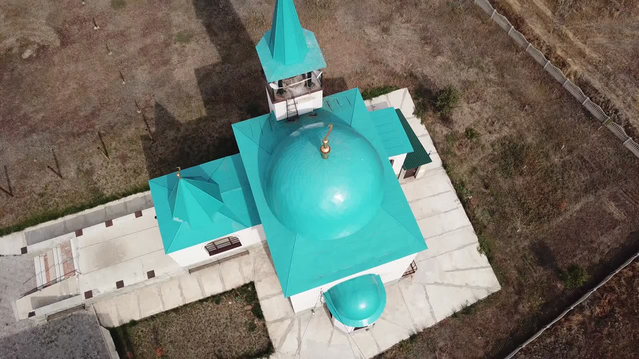 공중: 작은 모스크가 해가 뜨는 동안 빛나고 있습니다.