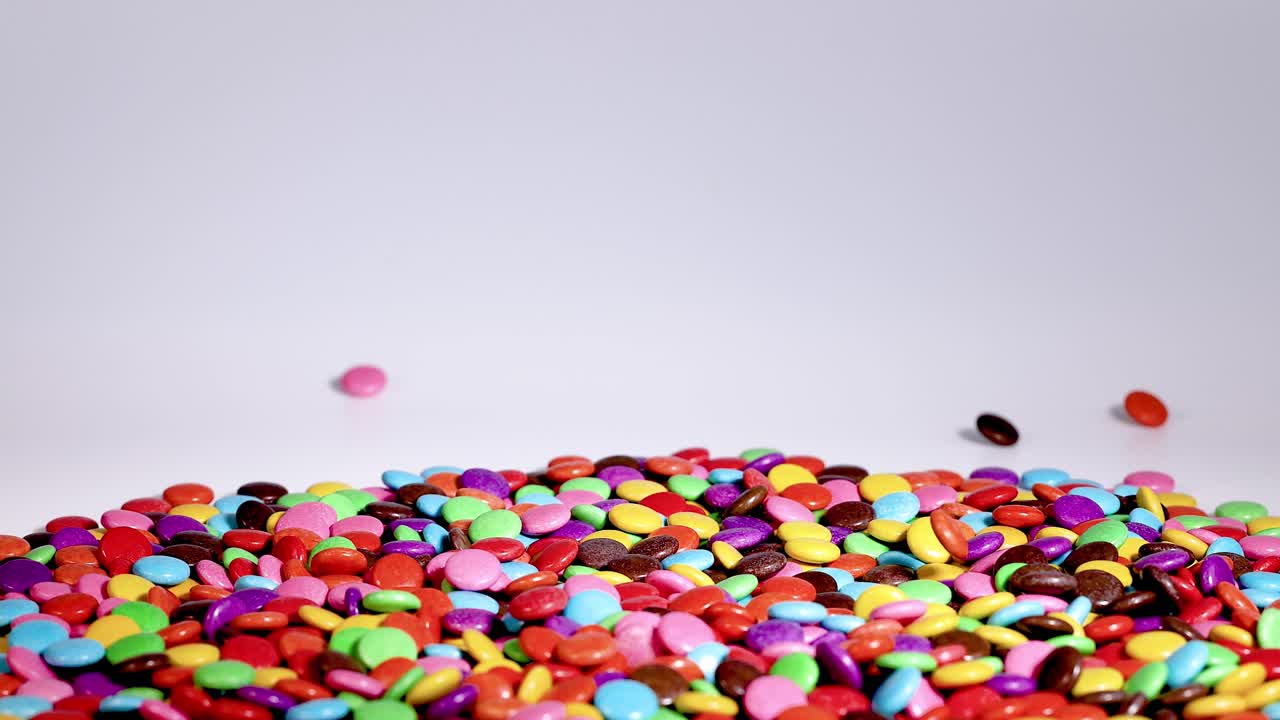 los caramelos vibrantes caen en cascada en un montón de colores
